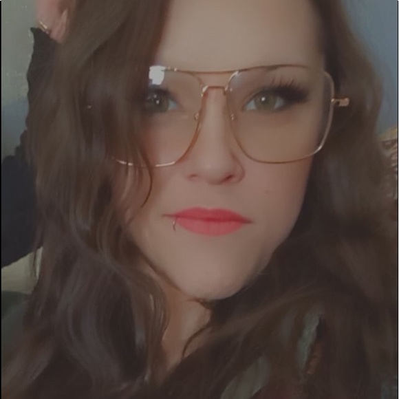 Meet your Posher, Caitlin - Picture 6 of 9